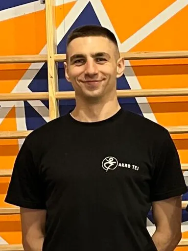 Dominik, trener AkroTej w sali treningowej