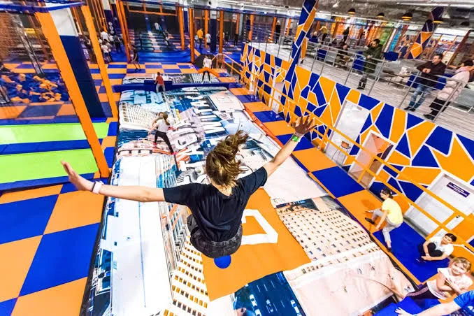 Strefa trampolin w hali Stacja Grawitacja w Poznaniu