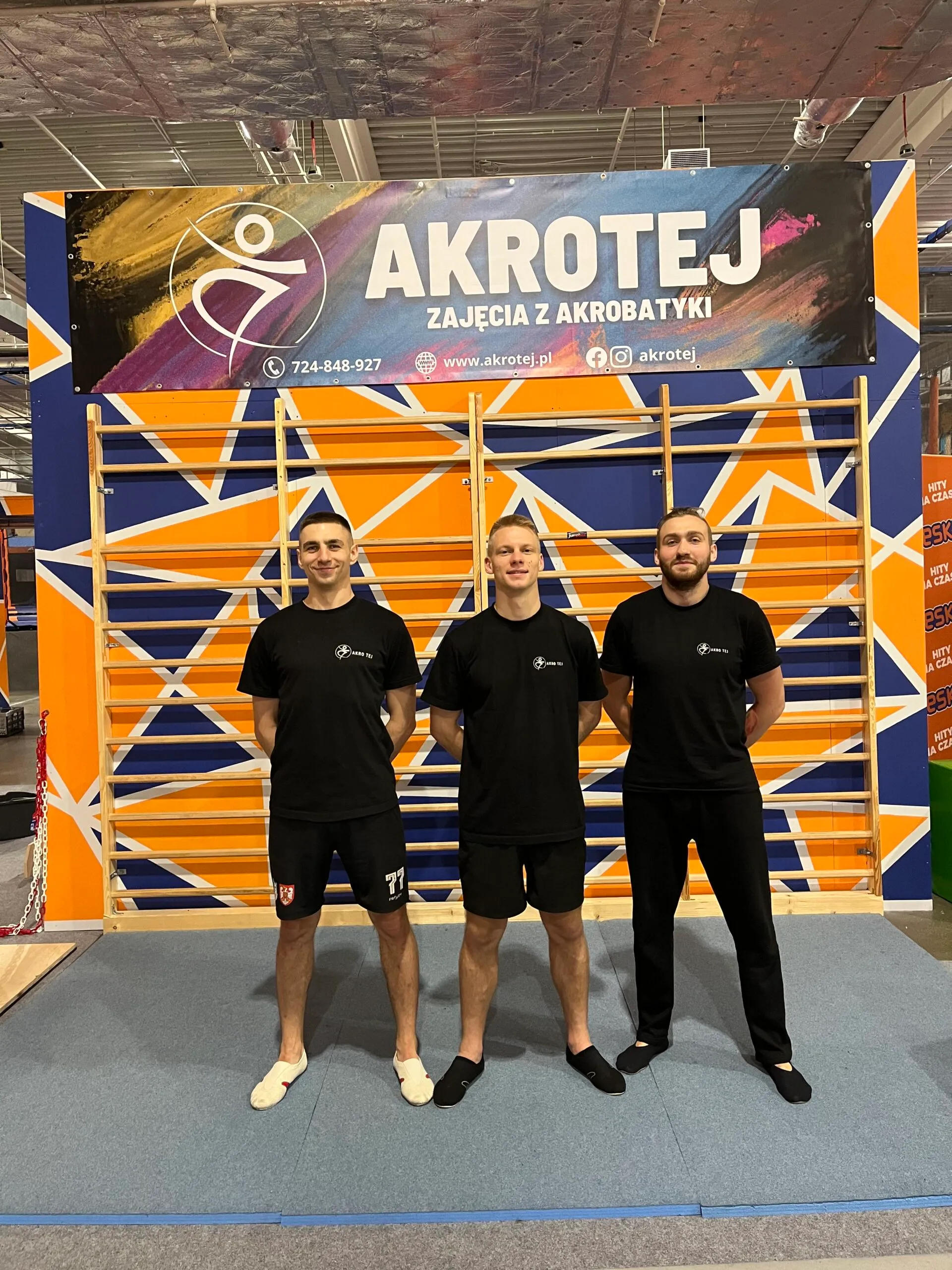 Trzech trenerów AkroTej na sali treningowej
